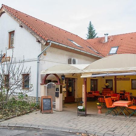 Turul Etterem Es Panzio Hotel Kaposvár Buitenkant foto