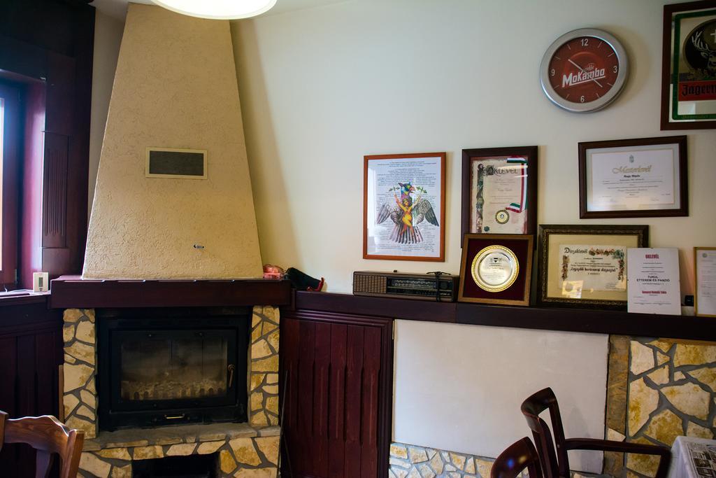 Turul Etterem Es Panzio Hotel Kaposvár Buitenkant foto